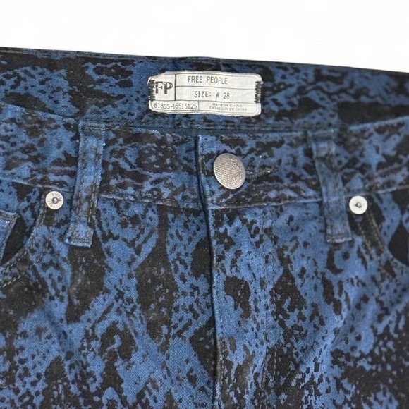 FREE PEOPLE Women's Indigo Combo Jacquard Copperhead Flock Skinny Jeans Size 28 - Picture 4 of 5